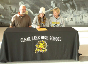 Picture of Chloe Williamson signing to wrestle at NIACC